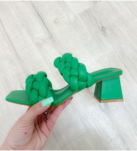 Sandalia trenzada beige y verde