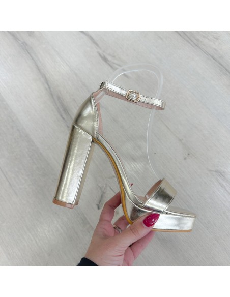Sandalia metalizada