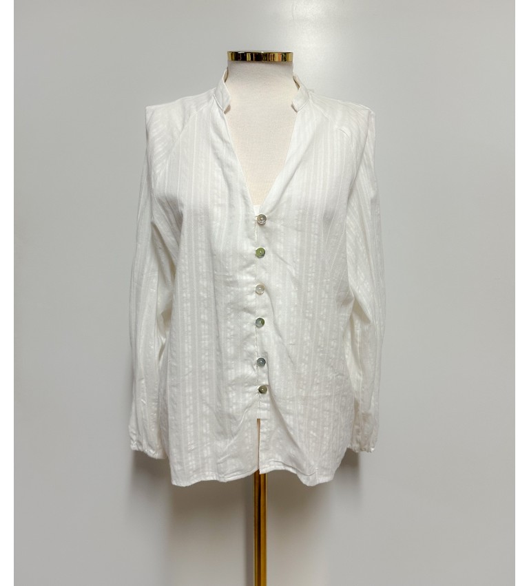 Blusa blanca relieve